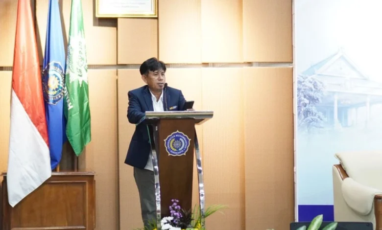 Wakil Rektor IV UMS Prof Em Sutrisna memberikan sambutan mengenai integritas pemimpin masa depan dalam acara SPARK CAMP OJK di Kampus Surakarta.