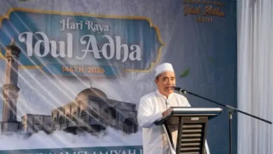 Ketua PWM Jawa Tengah Dr. KH. Tafsir sedang menyampaikan Khutbah Iduladha 1447 H di atas mimbar dengan latar belakang spanduk bertuliskan Hari Raya Iduladha 2026.