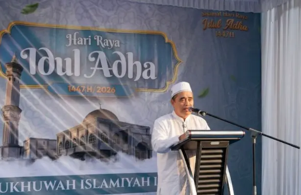 Ketua PWM Jawa Tengah Dr. KH. Tafsir sedang menyampaikan Khutbah Iduladha 1447 H di atas mimbar dengan latar belakang spanduk bertuliskan Hari Raya Iduladha 2026.