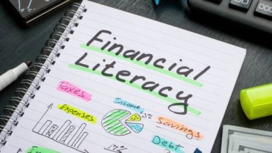 Catatan perencanaan keuangan bisnis dengan tulisan Financial Literacy untuk mendukung UMKM naik kelas.