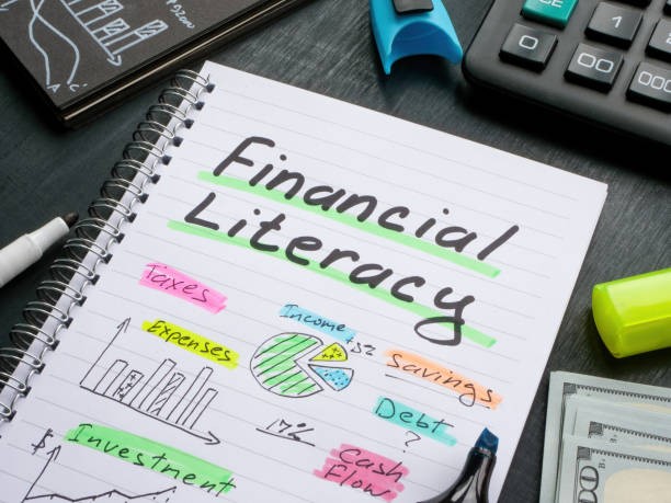Catatan perencanaan keuangan bisnis dengan tulisan Financial Literacy untuk mendukung UMKM naik kelas.