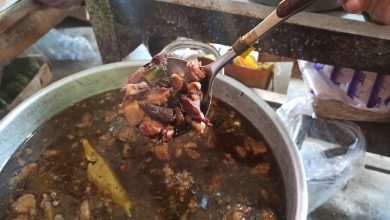 Potongan daging tetelan sapi dalam kuah kluwek hitam Pindang Tetel Pekalongan yang gurih.