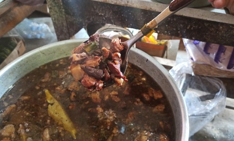 Potongan daging tetelan sapi dalam kuah kluwek hitam Pindang Tetel Pekalongan yang gurih.