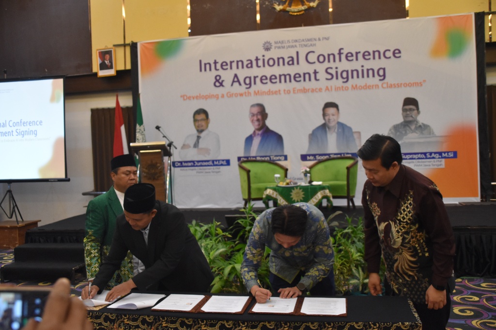 Penandatanganan dokumen kerja sama kurikulum AI sekolah Muhammadiyah Jawa Tengah antara perwakilan Majelis Dikdasmen PWM Jateng dan Marshall Cavendish Education Singapura.