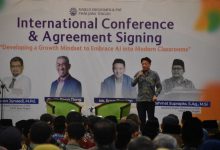 Mr. Soon Jinn Lim selaku Head of Education Marshall Cavendish Education Singapura memberikan pemaparan materi mengenai kurikulum AI sekolah Muhammadiyah di depan ratusan peserta conference.