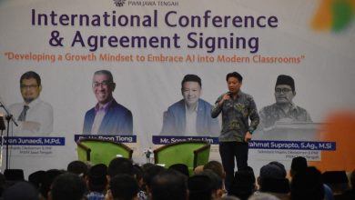 Mr. Soon Jinn Lim selaku Head of Education Marshall Cavendish Education Singapura memberikan pemaparan materi mengenai kurikulum AI sekolah Muhammadiyah di depan ratusan peserta conference.