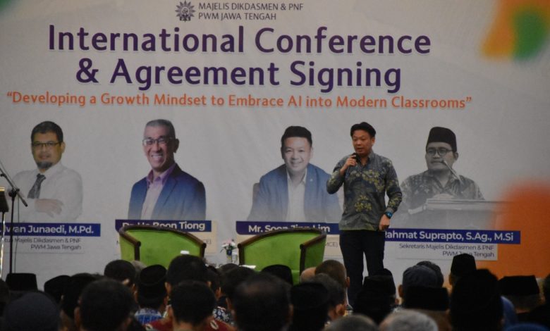 Mr. Soon Jinn Lim selaku Head of Education Marshall Cavendish Education Singapura memberikan pemaparan materi mengenai kurikulum AI sekolah Muhammadiyah di depan ratusan peserta conference.