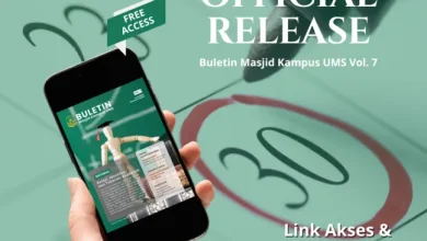 Foto close-up tangan memegang smartphone menampilkan Buletin Masjid Kampus UMS Vol. 7 "Relasi, Identitas, dan Tekanan Akademik" dengan latar belakang kalender tanggal 30 dilingkari merah dan teks "FREE ACCESS".
