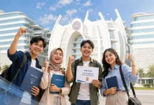 Empat mahasiswa UMP tersenyum gembira merayakan keberhasilan lolos pendanaan PKM 2026 di depan Gedung Rektorat Universitas Muhammadiyah Purwokerto.