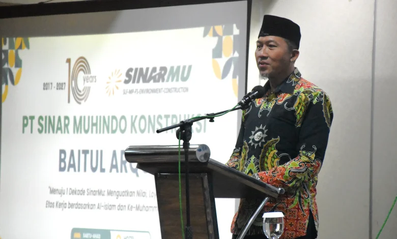 Direktur Utama PT Sinar Muhindo Konstruksi Dedi Ahyadi memberikan sambutan dalam acara Baitul Arqom di Hotel Grasia Semarang.