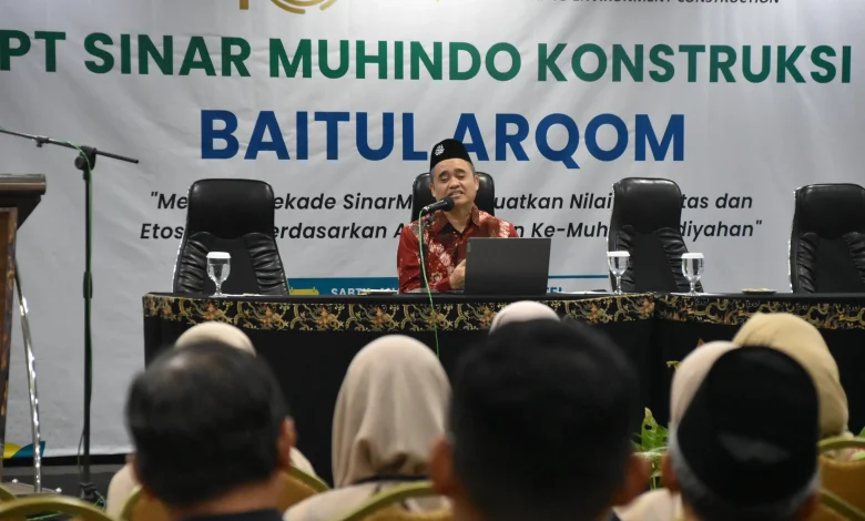 Ketua PWM Jateng Dr KH Tafsir M Ag memberikan materi dalam pelatihan Baitul Arqam PT Sinar Muhindo Konstruksi di Hotel Grasia Semarang.