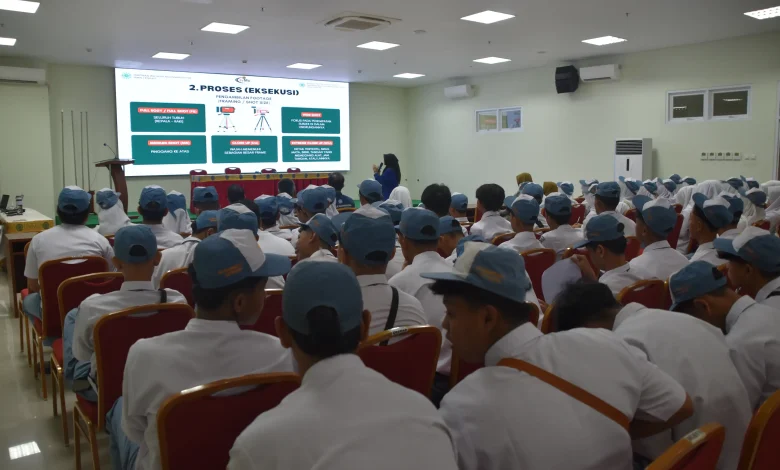 Para siswa SMK Muhammadiyah 2 Jatinom Klaten menyimak materi proses produksi penyiaran dan teknik pengambilan gambar di Aula GKB 1 Unimus saat kunjungan industri ke TV Muhammadiyah Jawa Tengah.
