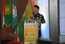 Dr. KH. Tafsir, M.Ag., Ketua PWM Jawa Tengah sedang memberikan sambutan di podium acara Jambore Dakwah Kemanusiaan dalam rangka Milad ke-109 'Aisyiyah.