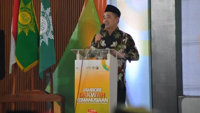 Dr. KH. Tafsir, M.Ag., Ketua PWM Jawa Tengah sedang memberikan sambutan di podium acara Jambore Dakwah Kemanusiaan dalam rangka Milad ke-109 'Aisyiyah.