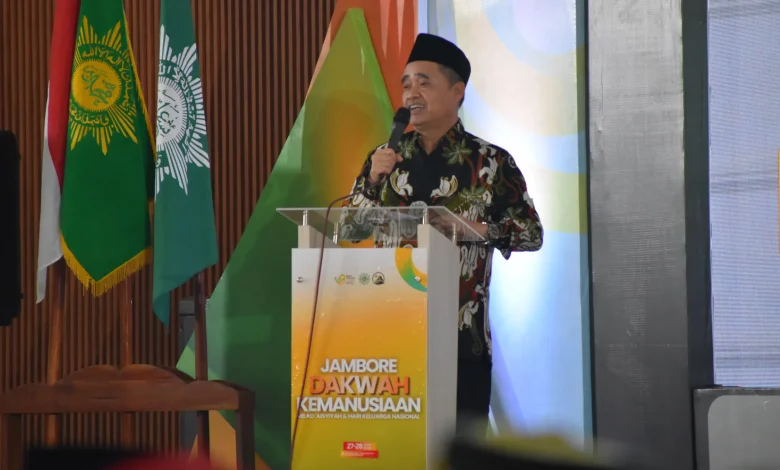 Dr. KH. Tafsir, M.Ag., Ketua PWM Jawa Tengah sedang memberikan sambutan di podium acara Jambore Dakwah Kemanusiaan dalam rangka Milad ke-109 'Aisyiyah.