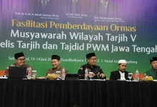 Lima tokoh ulama Muhammadiyah duduk di meja utama dalam acara Musyawarahlah Wilayah Tarjih V Jawa Tengah di Magelang, berlatar belakang backdrop hijau bertuliskan Fasilitasi Pemberdayaan Ormas.