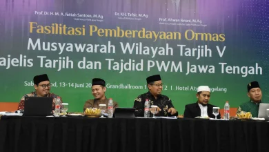 Lima tokoh ulama Muhammadiyah duduk di meja utama dalam acara Musyawarahlah Wilayah Tarjih V Jawa Tengah di Magelang, berlatar belakang backdrop hijau bertuliskan Fasilitasi Pemberdayaan Ormas.