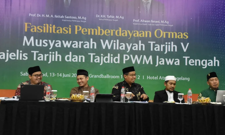 Lima tokoh ulama Muhammadiyah duduk di meja utama dalam acara Musyawarahlah Wilayah Tarjih V Jawa Tengah di Magelang, berlatar belakang backdrop hijau bertuliskan Fasilitasi Pemberdayaan Ormas.