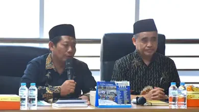 Sekretaris PWM Jateng Dodok Sartono dan Ketua PWM Jateng Dr. KH. Tafsir saat memimpin rapat pleno Muhammadiyah Jawa Tengah di Semarang.
