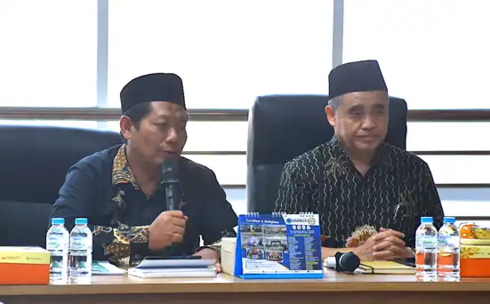 Sekretaris PWM Jateng Dodok Sartono dan Ketua PWM Jateng Dr. KH. Tafsir saat memimpin rapat pleno Muhammadiyah Jawa Tengah di Semarang.