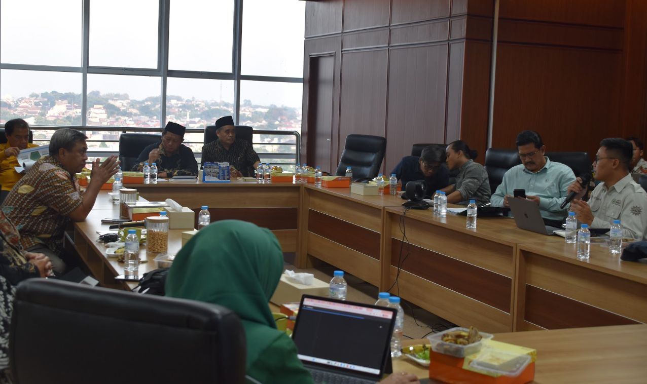 Jajaran pimpinan PWM Jateng dan LP-UMKM sedang berdiskusi dalam rapat koordinasi pendirian SPKLMU Jawa Tengah.