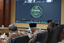 Rapat hibrida PWM Jateng menampilkan logo program SPKLMU Jawa Tengah kerja sama dengan V-Green Vinfast di layar proyektor ruang rapat.