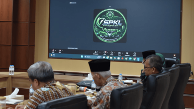 Rapat hibrida PWM Jateng menampilkan logo program SPKLMU Jawa Tengah kerja sama dengan V-Green Vinfast di layar proyektor ruang rapat.