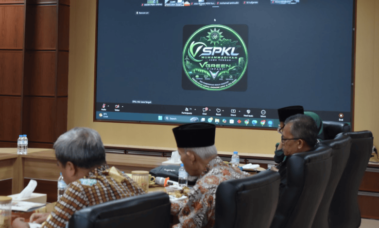 Rapat hibrida PWM Jateng menampilkan logo program SPKLMU Jawa Tengah kerja sama dengan V-Green Vinfast di layar proyektor ruang rapat.
