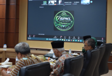 Rapat hibrida PWM Jateng menampilkan logo program SPKLMU Jawa Tengah kerja sama dengan V-Green Vinfast di layar proyektor ruang rapat.