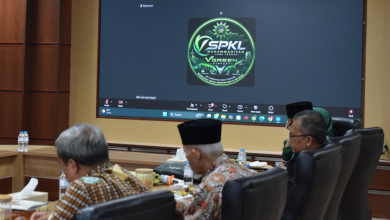 Rapat hibrida PWM Jateng menampilkan logo program SPKLMU Jawa Tengah kerja sama dengan V-Green Vinfast di layar proyektor ruang rapat.