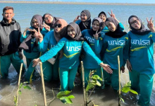 Mahasiswa Universitas 'Aisyiyah Yogyakarta berpose bersama di area penanaman 1.500 bibit mangrove di Pantai Baros, Bantul sebagai wujud Fikih Hijau.
