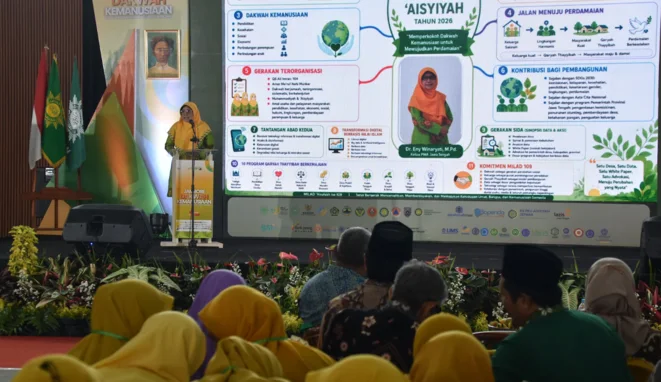 Dr. Hj. Eny Winaryati, M.Pd., Ketua PWA Jawa Tengah sedang memberikan paparan mengenai roadmap 10 program Qaryah Thayyibah dan dakwah kemanusiaan di hadapan peserta Jambore Dakwah Kemanusiaan.