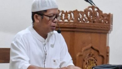 Ustadz Sariman memberikan kajian subuh tentang pentingnya akhlak di Masjid Nurul Barokah Cilacap.