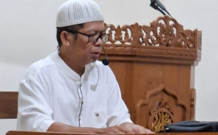 Ustadz Sariman memberikan kajian subuh tentang pentingnya akhlak di Masjid Nurul Barokah Cilacap.