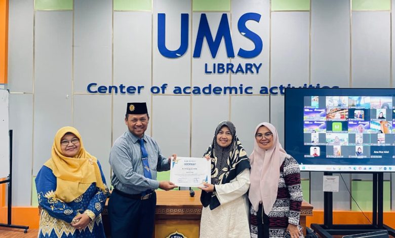 Empat orang pengurus/dosen berfoto bersama saat penyerahan sertifikat di UMS Library dengan latar belakang layar zoom meeting hybrid.