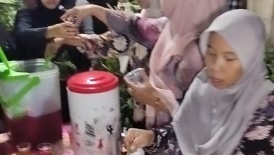 Ibu-ibu berhijab sedang melayani warga di stan makanan gratis Pimpinan Ranting Muhammadiyah Wonosari saat Gebyar Idul Adha.