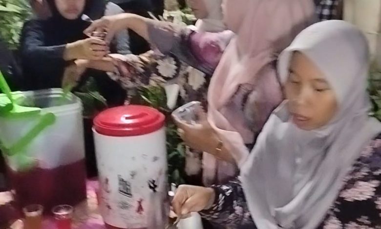 Ibu-ibu berhijab sedang melayani warga di stan makanan gratis Pimpinan Ranting Muhammadiyah Wonosari saat Gebyar Idul Adha.