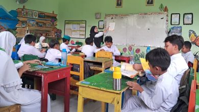 Guru sedang memberikan supervisi dan membimbing siswa di ruang kelas SD Birrul Walidain Muhammadiyah Tanon.