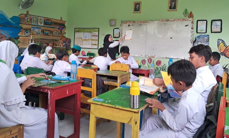 Guru sedang memberikan supervisi dan membimbing siswa di ruang kelas SD Birrul Walidain Muhammadiyah Tanon.