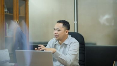 Ketua Prodi Pendidikan Jasmani UMS, Dr. Eko Sudarmanto, sedang menjelaskan pentingnya teknologi dan analis olahraga dalam pembinaan atlet.