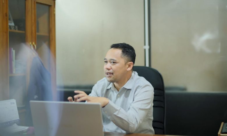 Ketua Prodi Pendidikan Jasmani UMS, Dr. Eko Sudarmanto, sedang menjelaskan pentingnya teknologi dan analis olahraga dalam pembinaan atlet.