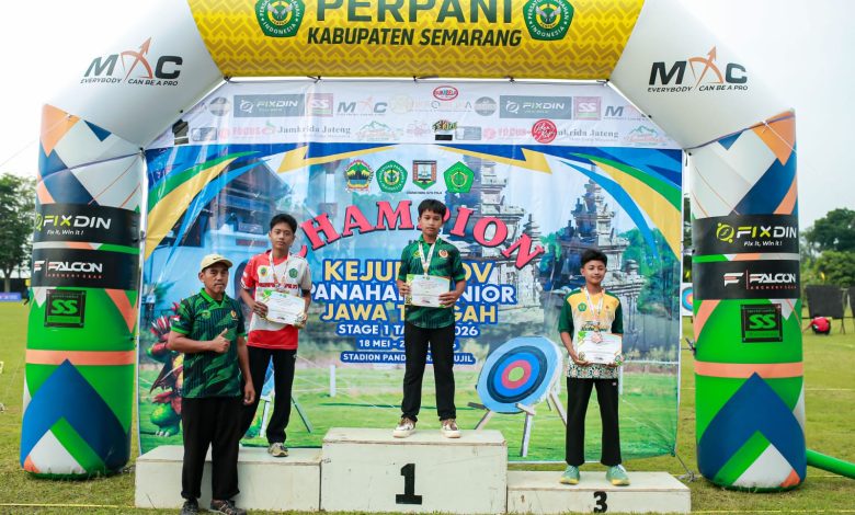 Azhar Mubadillah (MTs Muhammadiyah Darussalam Talun) di podium 1 Kejurprov Panahan Jateng.