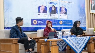 Foto Dr. Marisa Kurnianingsih, S.H., M.H., M.Kn., Ketua Satgas PPKPT UMS, memaparkan materi pada talkshow mahasiswa dengan spanduk latar belakang tentang 'Holistic Student Support System'. Dua pembicara lain duduk di dekatnya.