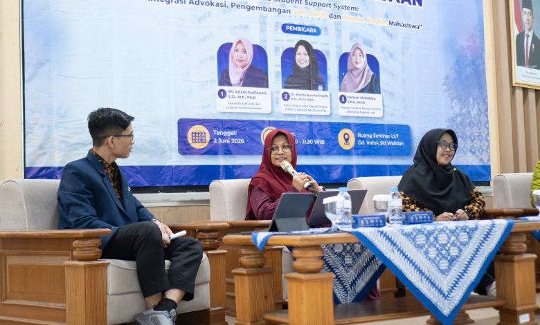 Foto Dr. Marisa Kurnianingsih, S.H., M.H., M.Kn., Ketua Satgas PPKPT UMS, memaparkan materi pada talkshow mahasiswa dengan spanduk latar belakang tentang 'Holistic Student Support System'. Dua pembicara lain duduk di dekatnya.