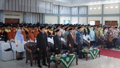 Suasana khidmat Khutbah Wada’ Angkatan XLI Almatera Temanggung di mana ratusan wisudawan, tamu undangan, dan wali santri berdiri tegak di Gedung Pemuda Kowangan saat menyanyikan lagu kebangsaan.