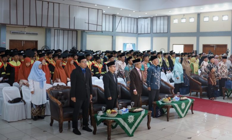 Suasana khidmat Khutbah Wada’ Angkatan XLI Almatera Temanggung di mana ratusan wisudawan, tamu undangan, dan wali santri berdiri tegak di Gedung Pemuda Kowangan saat menyanyikan lagu kebangsaan.