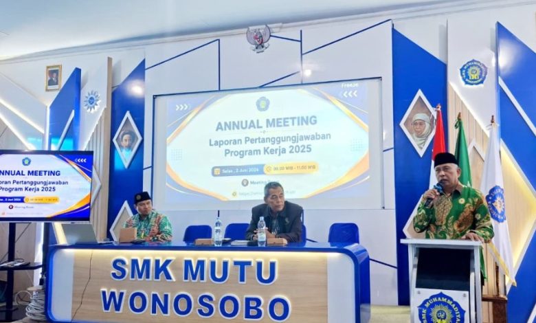 Ketua PDM Wonosobo memberikan sambutan dalam agenda Laporan Pertanggungjawaban Program Kerja 2025 di SMK Mutu Wonosobo.