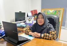 Siti Azizah Susilawati, Kasubdit Soft Skill DKPTI UMS, duduk di meja kerja kantor dengan laptop.