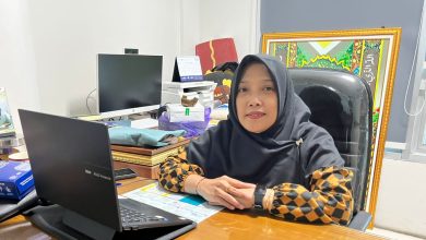 Siti Azizah Susilawati, Kasubdit Soft Skill DKPTI UMS, duduk di meja kerja kantor dengan laptop.
