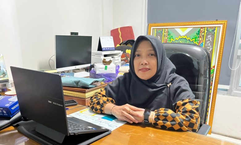 Siti Azizah Susilawati, Kasubdit Soft Skill DKPTI UMS, duduk di meja kerja kantor dengan laptop.